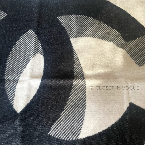 Chanel Blanket Throw CC Logo - Picture 4 of 12